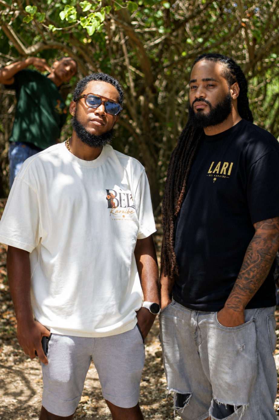 Shooting officiel BÈL KARAIBE — duo de face en extérieur