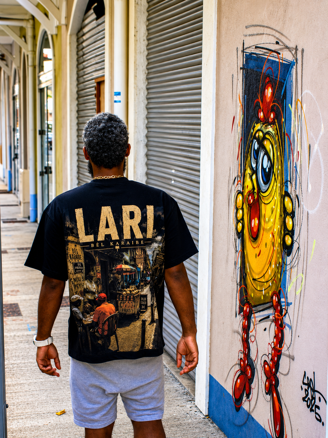Shooting officiel BÈL KARAIBE — mannequin sous les arcades